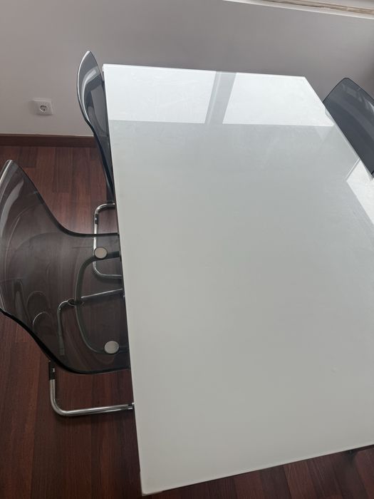Conjunto mesa e cadeiras