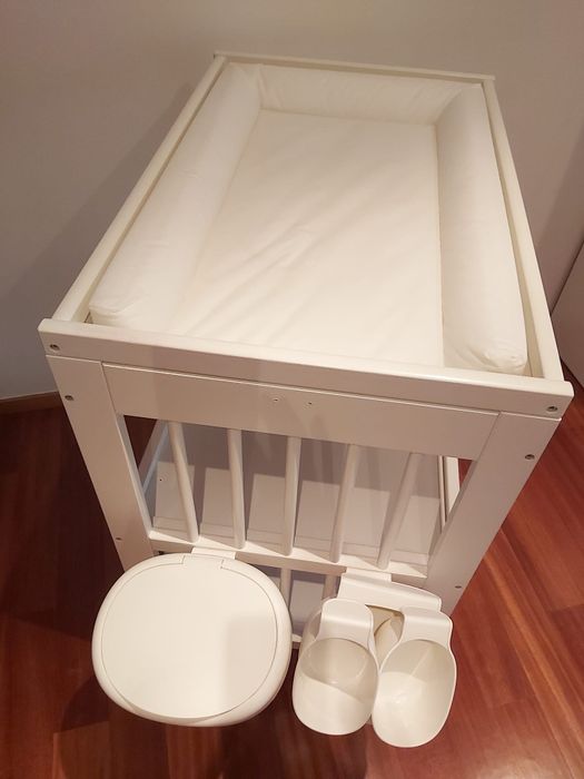 Trocador + Muda fraldas + Cestos arrumação + banheira IKEA branco