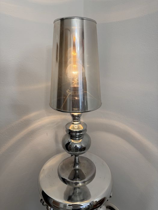 Srebrna lampa stolowa