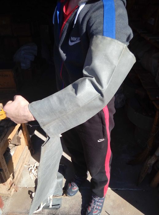 Спецодежда,  халаты, жилеты, очки, калоши, нарукавники, иглы и т.д