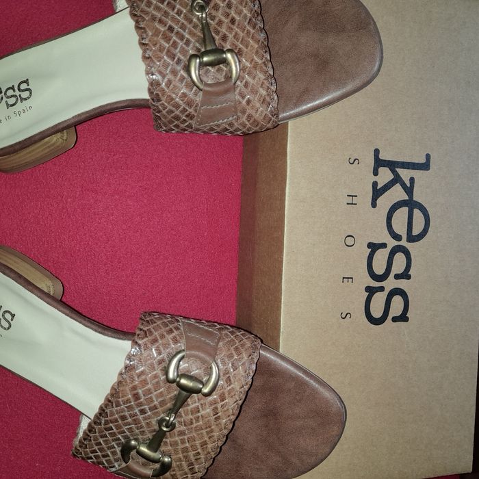 Chinelos Kess, msrca Espanhola, em pele csstanhos com pormenor fivela