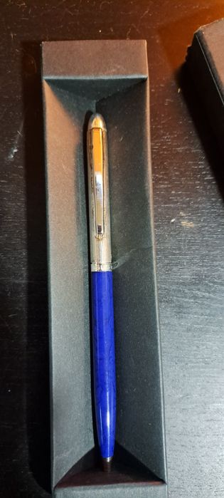 Esferográfica caneta USUS em Prata contrastada.