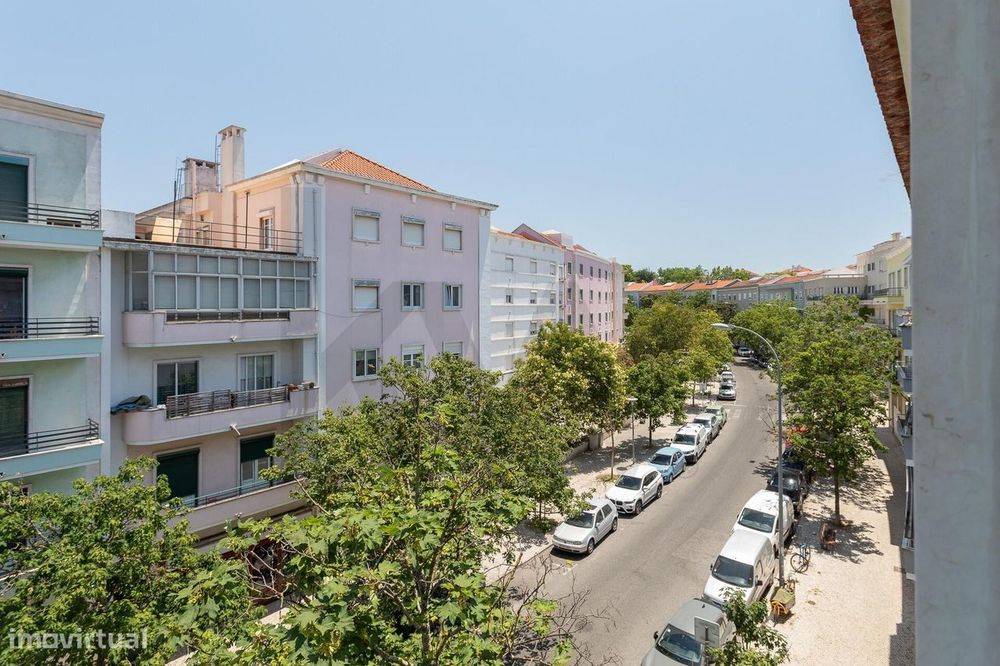 Apartamento T3 com sótão e terraço de utilização exclusiva - Av. de Ma