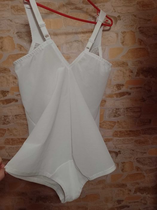 (110C) (4XL/48) Ekskluzywne,. Białe Mocno modelujące z Wiednia