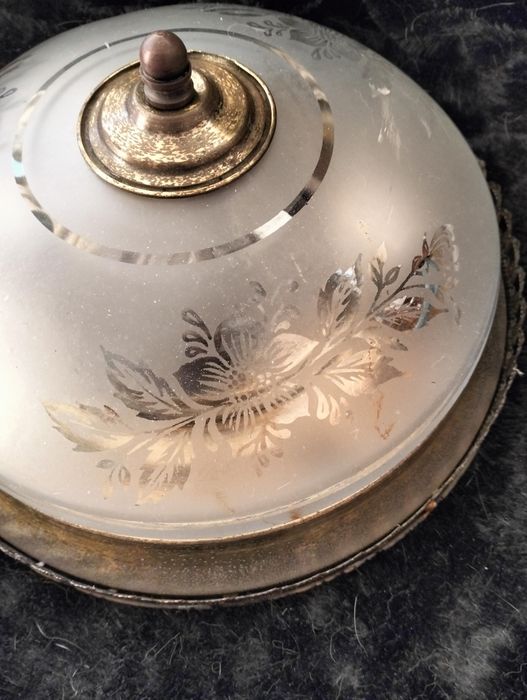 Plafond de teto antigo em latão e  vidro com desenhos.