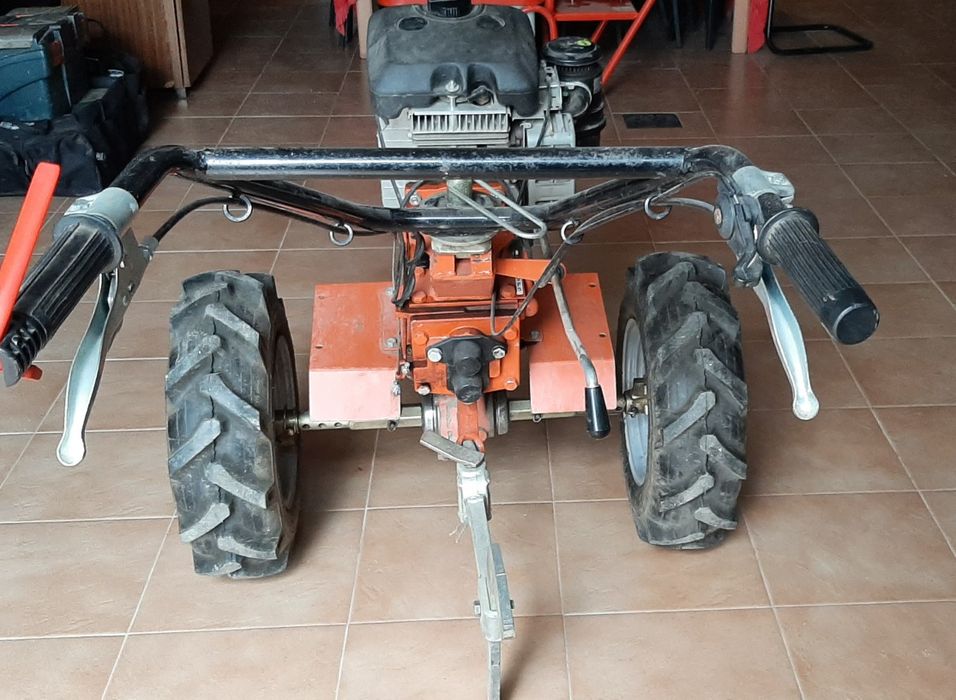 Motoenxada como nova com 3 velocidades para frente e 1 de marcha atrás