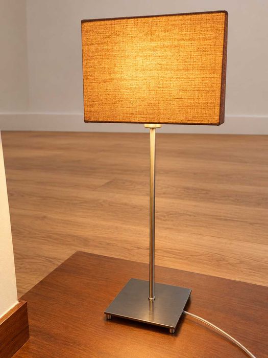 Par de Candeeiros de Mesa / Cabeceira – Inox e Abat-jour Castanho (50 cm)