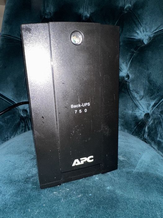 Джерело безперебійного живлення (ДБЖ) APC Back-UPS 750VA.