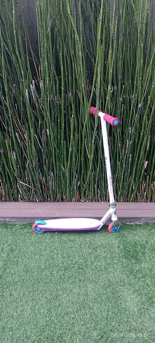 Trotinete com LUZES procura criança para horas de diversão!