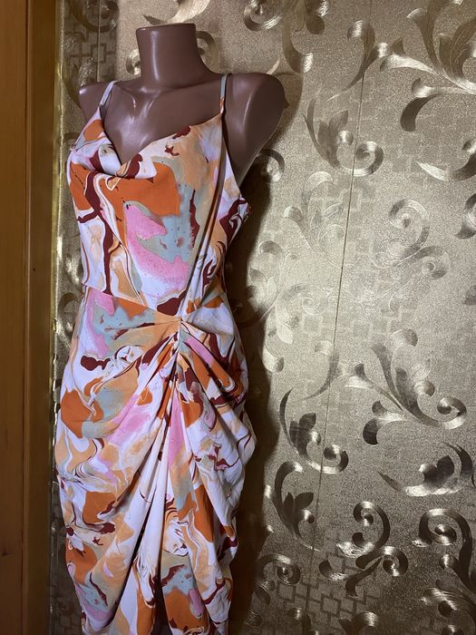 Легка літня сукня з асиметричним подолом