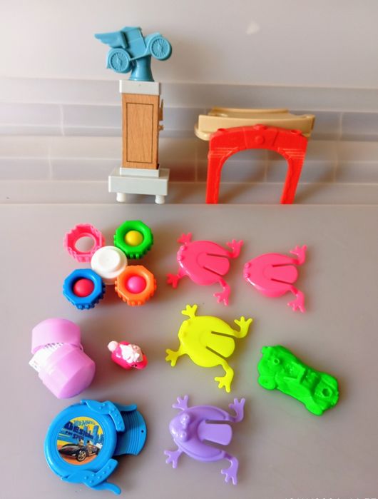 Peças e brinquedos para reaproveitar.Tudo 8€.
