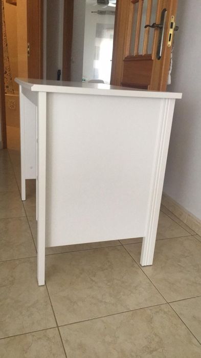 Escritório branco impecável