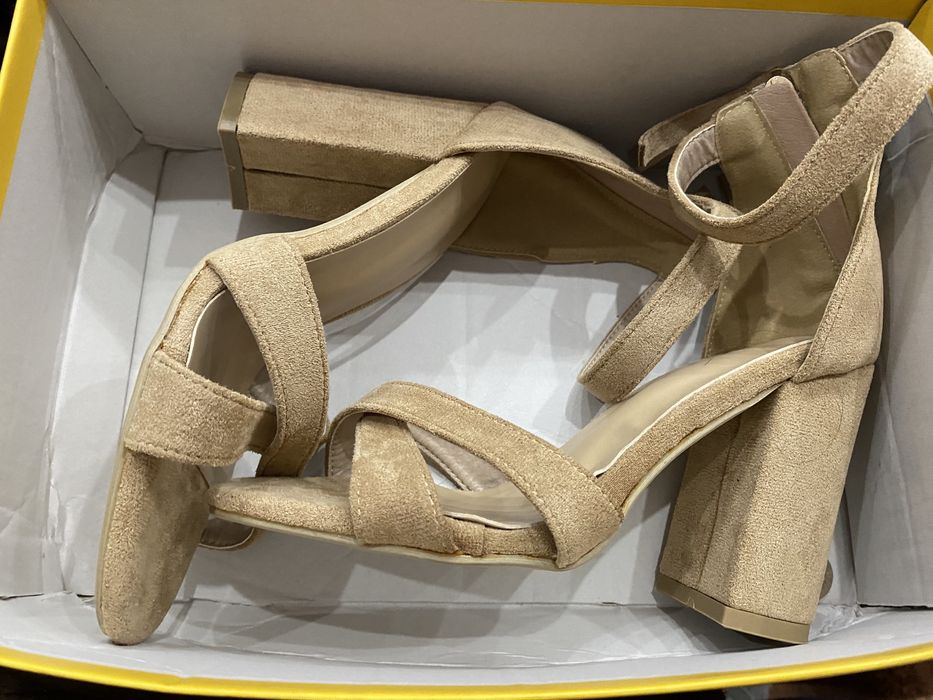 Sandálias Camel/bege 35