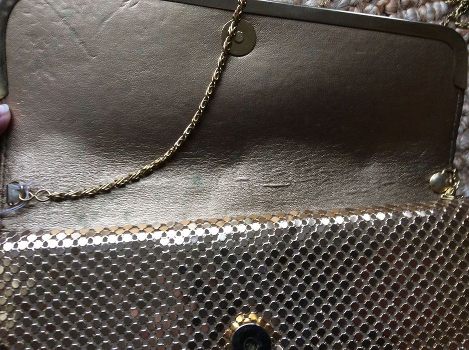 Złota kopertówka na łańcuszku