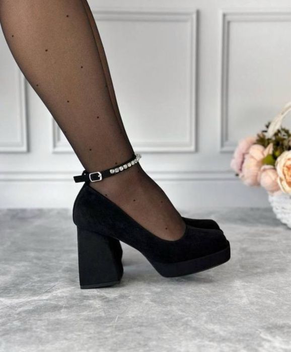 Туфлі з ремінцем в камінцях