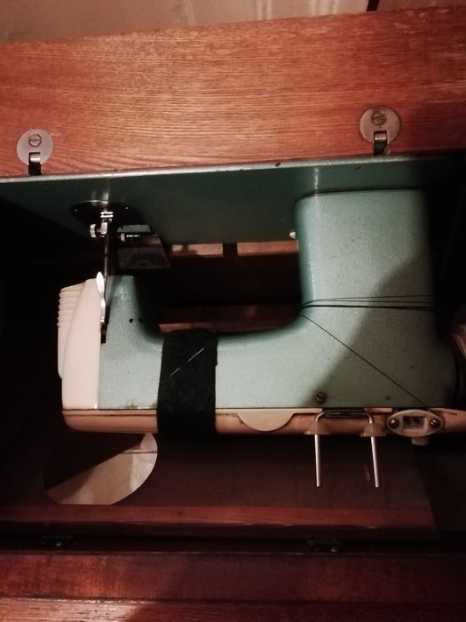 Продам швейну машинку Чайка 115-1 ножну робочу 1971 р вип з тумбою