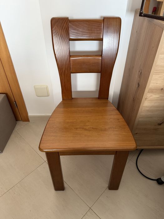 Mesa de jantar cerne, já desmontada, com 4 cadeias. Bom estado.