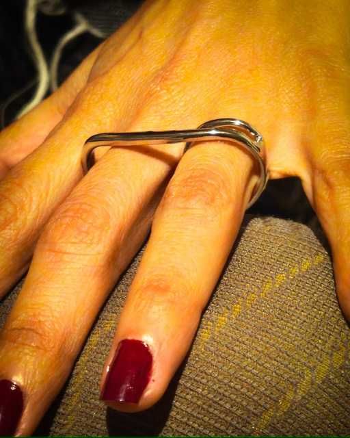 Anel duplo minimalista e irreverente