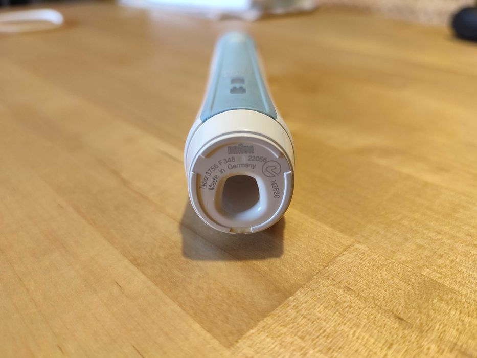 Escova dentes eléctrica Oral-B Pro 2000 com baixa retenção de carga