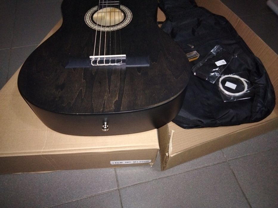 Guitarra preta com veios da madeira