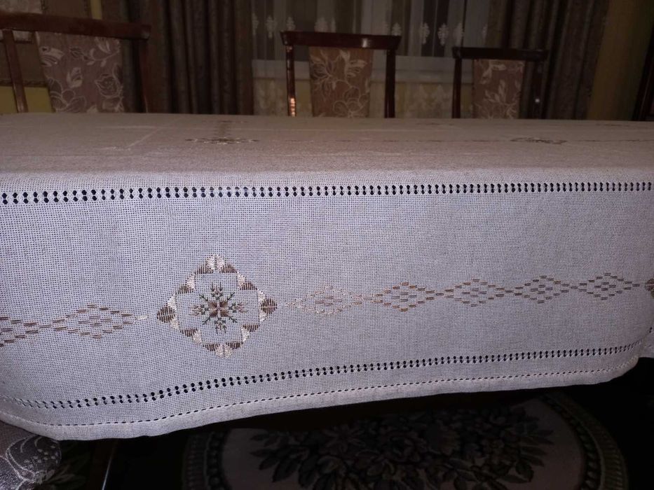 Вишита скатертина (ручна робота)