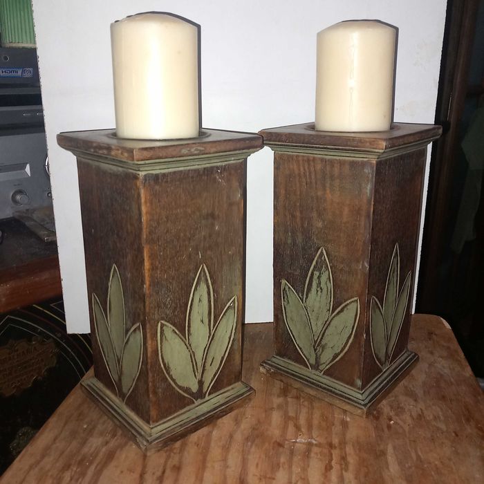 Par de castiçais em madeira