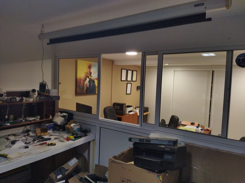 Tela de Projeção Suspensa Plusscreen Elétrica 80-84” 10:7