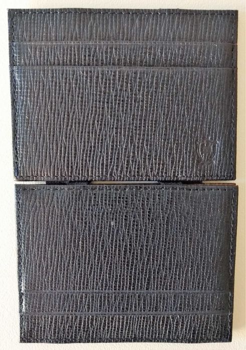 Carteira em pele azul escura e castanha para homem da Massimo Dutti
