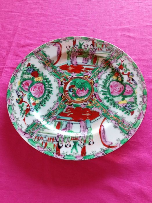 11 Pratos decorativos de porcelana