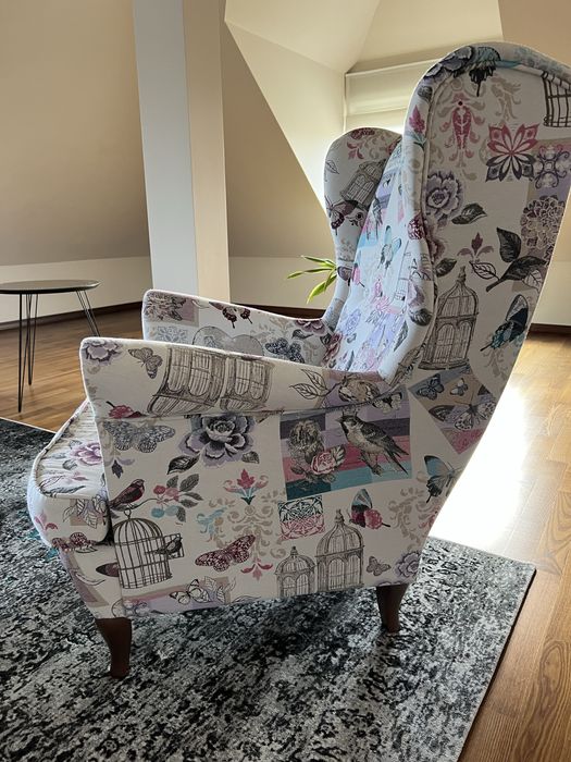 Duży tapicerowany fotel uszak w pastelowy żakardowy wzór