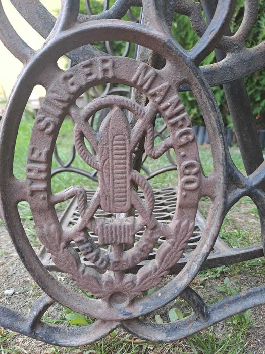 Maszyna do szycia Singer na żeliwnych nogach, zabytek