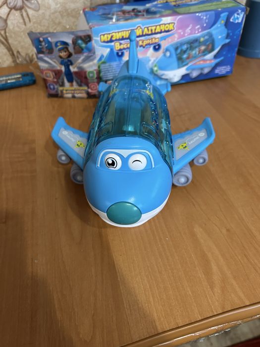 Самолет игрушка светящий