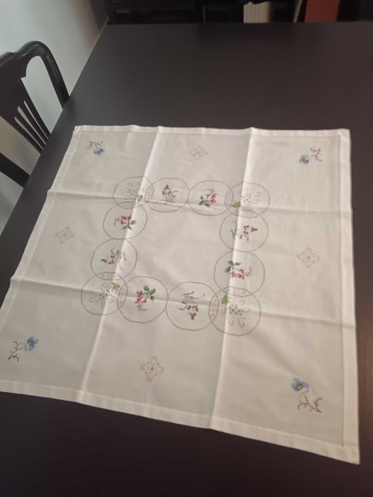 toalha quadrada 80cm*80cm tecido quadriculé bainha ponto meio aberto feito ´a mão bordado ponto de cruz á mão 10€