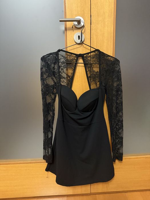 Vestido/macacao preto com mangas em renda