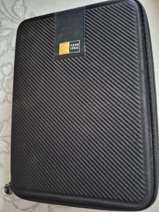 Etui na tablet sztywne z zamkiem