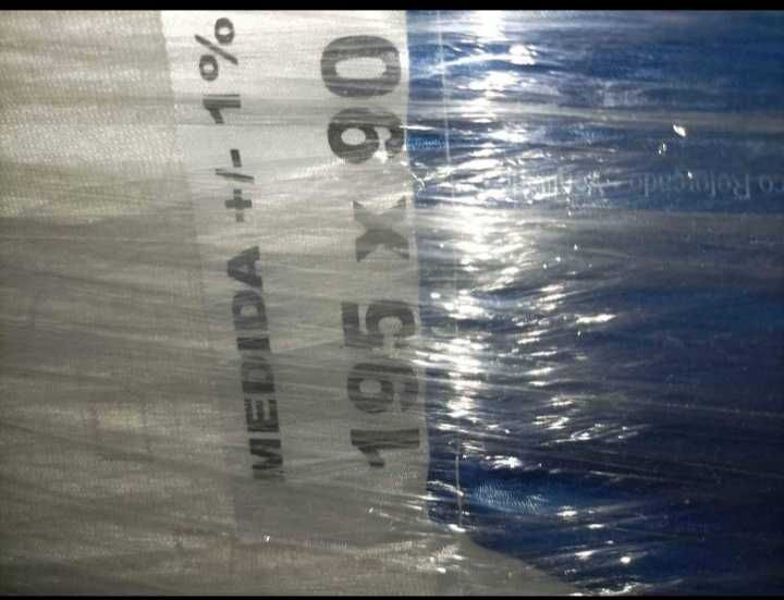 Duas camas com colchões