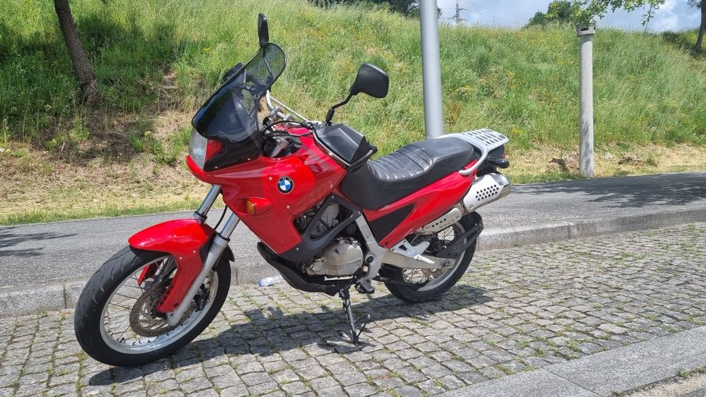 BMW F650 "Funduro" (1995) – Um Clássico de Guerra com Top Case