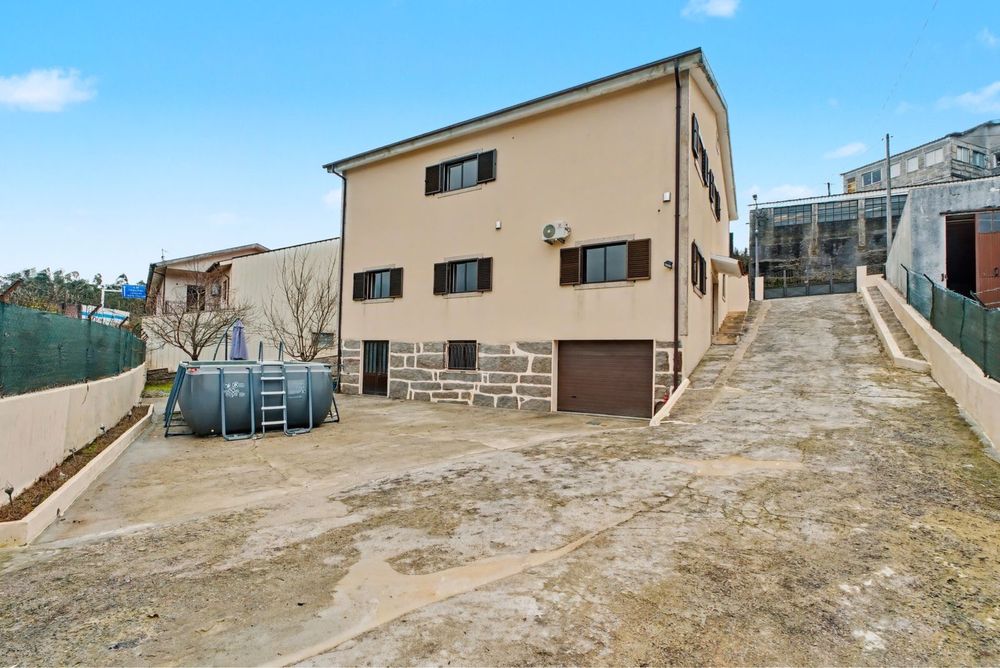 Moradia V3 + V2 + Loja | 3 unidades independentes