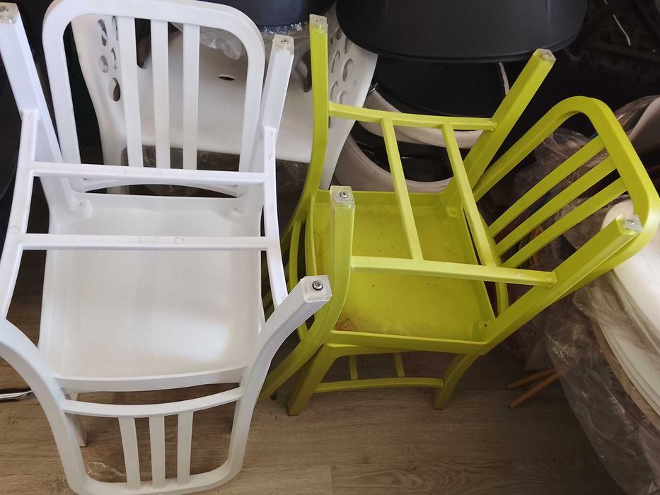 Cadeiras Brancas e Verdes
