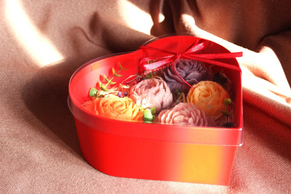 Букет из мыла в коробке "сердце".