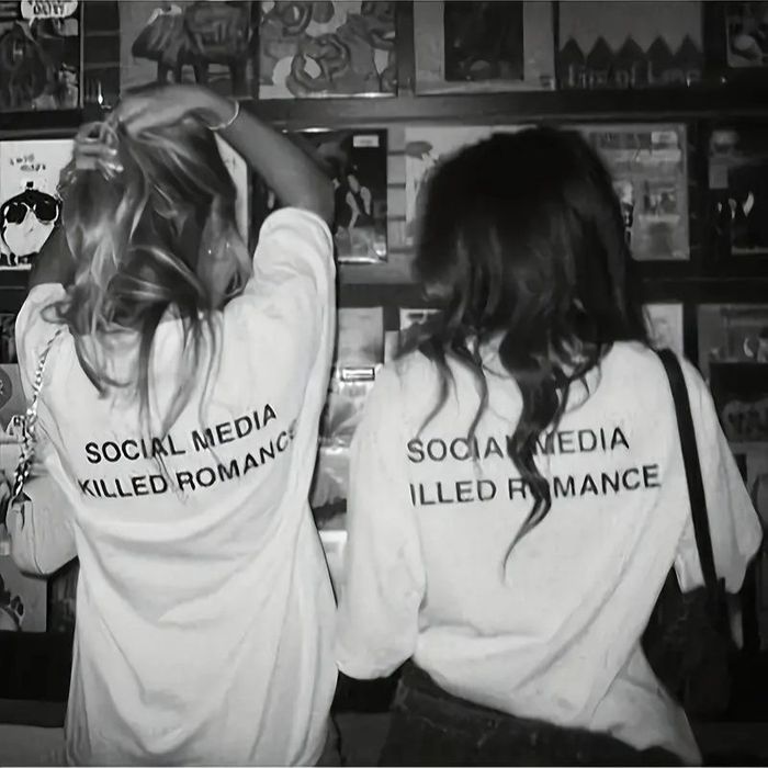 Футболка Social media killed romance