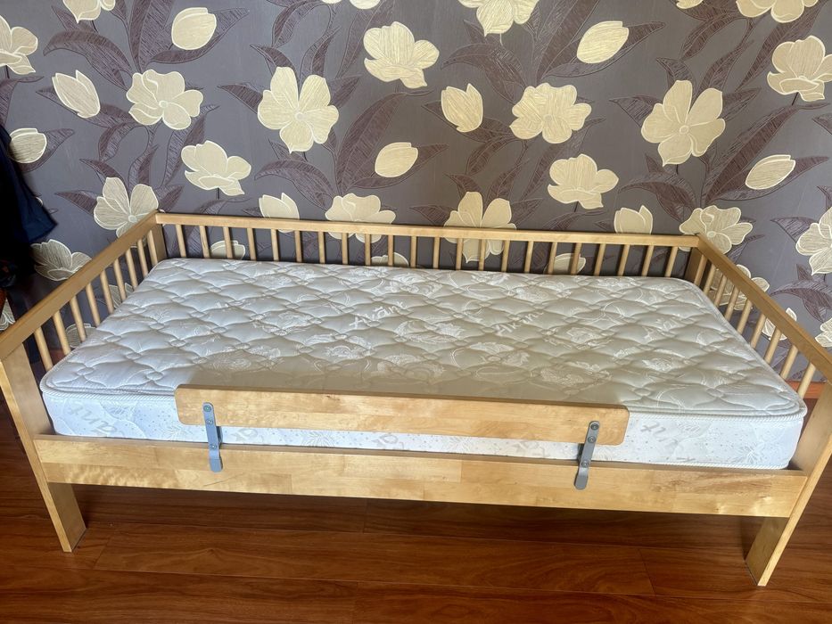 Дитиче ліжко в гарному стані , деревяне нефарбоване   IKEA з матрацом