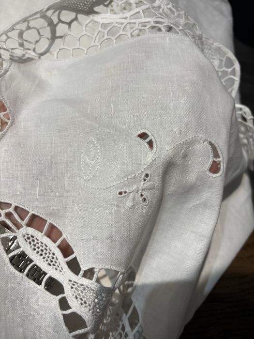 Toalha de mesa em linho com bordado manual e 12 guardanapos