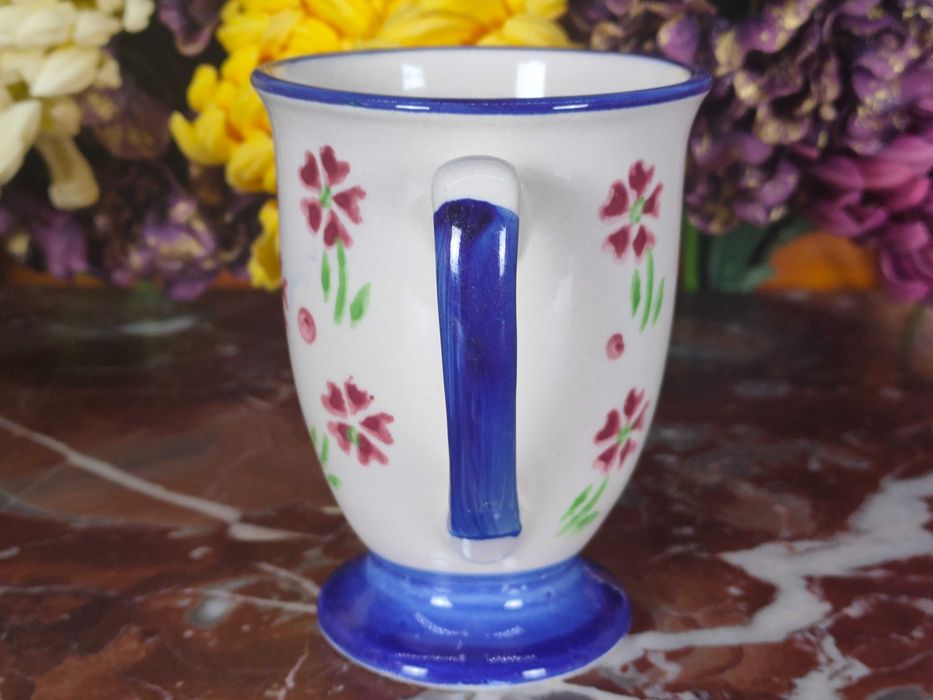 Ładny ceramiczny kubek na stopce - Bordowe kwiatki - 320 ml