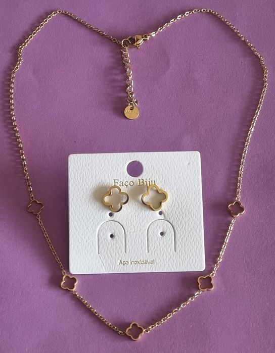 Conjunto dourado (colar e brincos), em aço, trevo de 4 folhas.