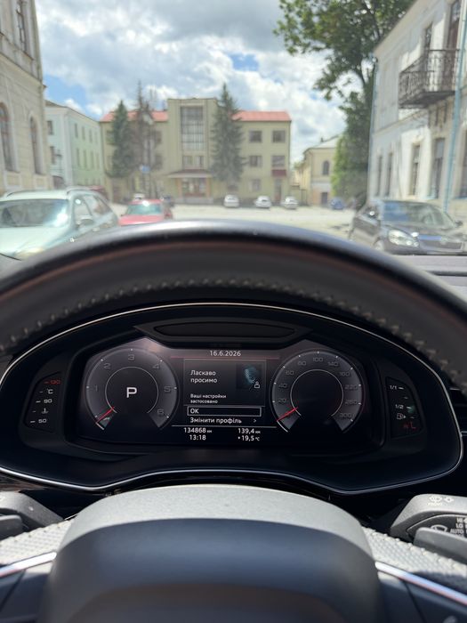 Audi Q 8 2018 рік