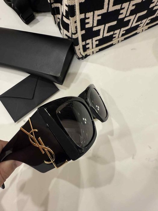 Okular przeciwsłoneczne damskie YSL
Yves Saint Laurent
Yves Saint Laur