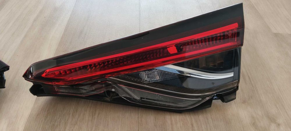 Toyota Corolla E21 sedan lampa tyln alewa prawa w klapę na żarówkę