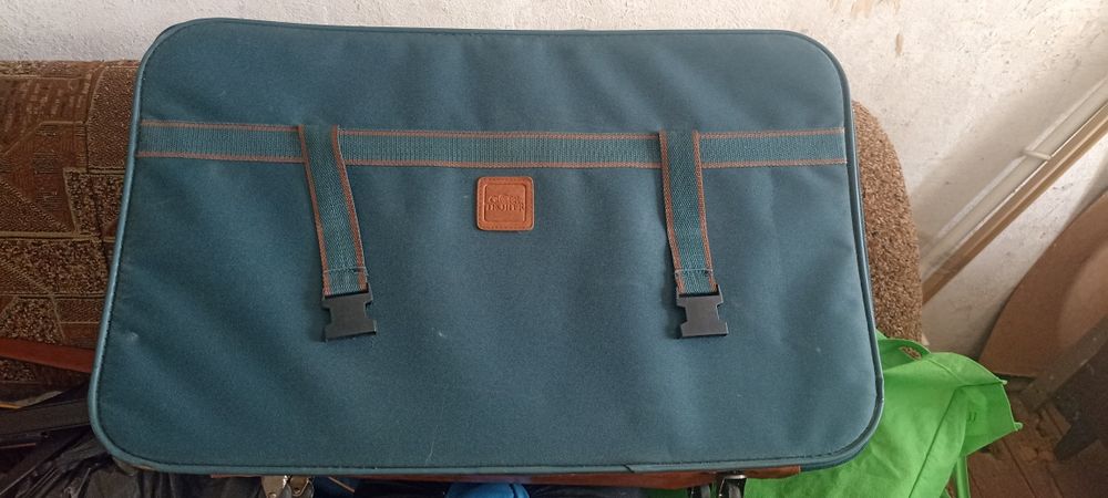 Валіза подорожня