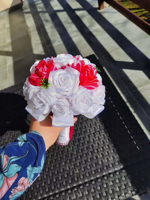 Bukiecik komunijny, bukiet z róż ze wstążki